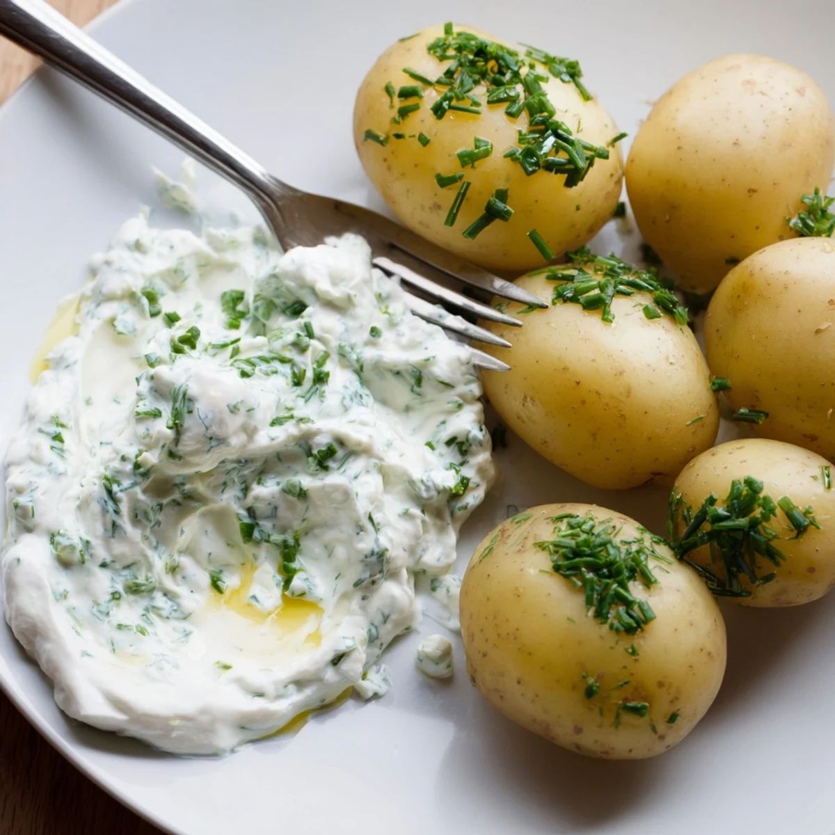 Genussvolle Kartoffeln begleitet von einem aromatischen Kräuter-Quark-Dip zum Teilen.