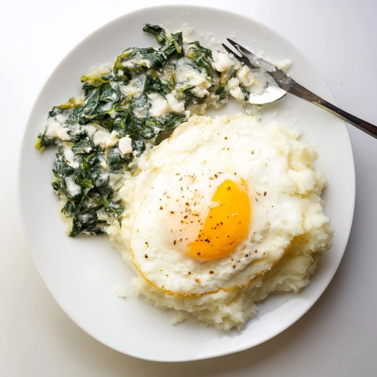 Das köstliche Rezept für cremigen Spinat, serviert mit fluffigem Kartoffelpüree.  