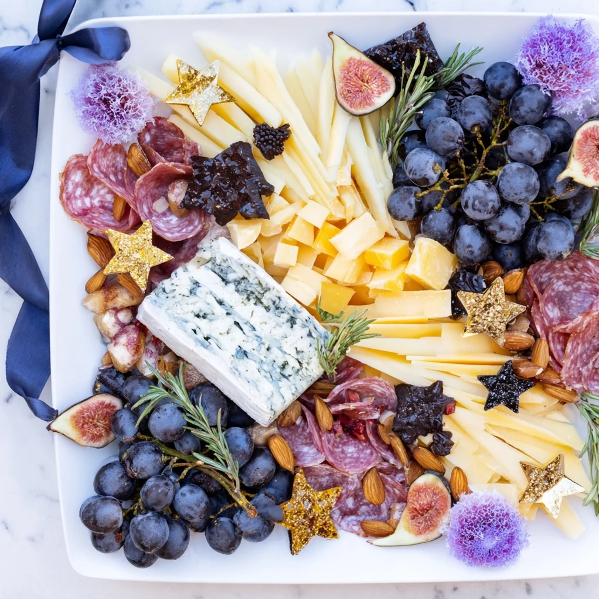 Festlich angerichtetes Celestial Night Board mit Käse, Charcuterie und bunten Früchten.
