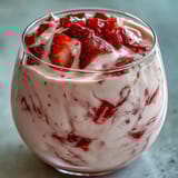 1. Cremiger Smoothie aus Hüttenkäse und Erdbeeren, reich an Protein und natürlicher Süße – ideal für ein schnelles Frühstück oder einen erfrischenden Snack.  