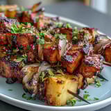 2. Gegrillte Hähnchen-Pineapple-Spieße mit karamellisierten roten Zwiebeln und rauchiger BBQ-Glasur.