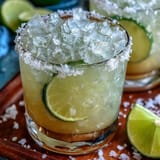 Frische Limetten-Margarita-Mocktail mit Salzrand, perfekt für Cinco de Mayo, sprudelig und erfrischend in einem Cocktailglas.