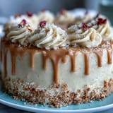 Ein zartrosa Rosé Velvet Kuchen, überzogen mit cremiger Glasur und goldenem Schimmer.
