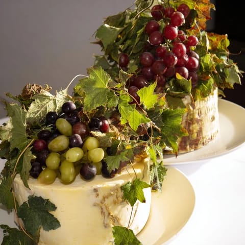 Rustikaler Weinberg mit Käse