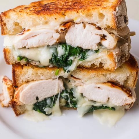 Frische Grilled Chicken Spinach Panini, serviert warm mit knuspriger Kruste und grünem Spinat.