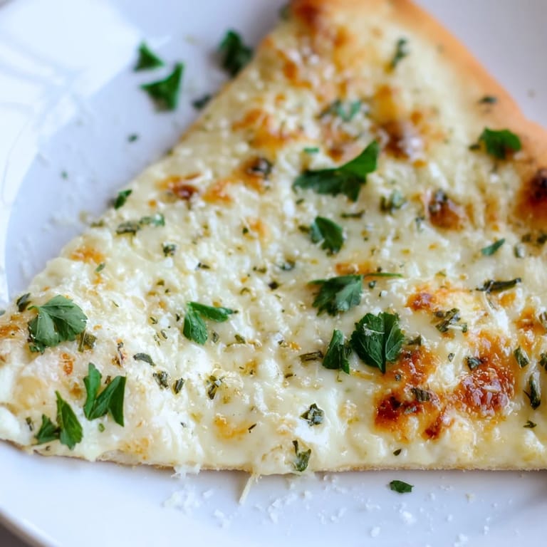Genussvoller Creamy Garlic White Pizza auf einem Holzbrett mit Weißwein und frischen Zutaten.