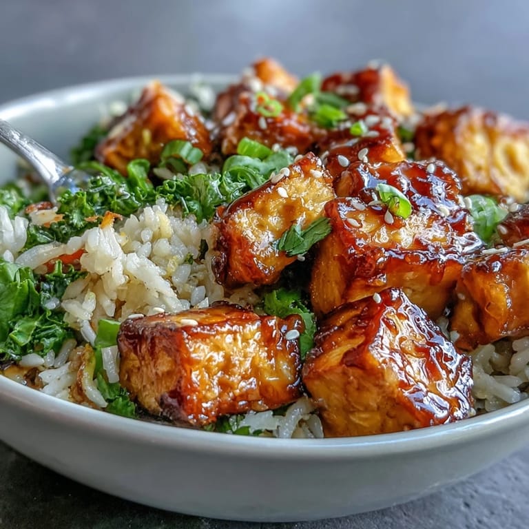 Saftige Crispy Sesame Tofu Fried Rice Portionen mit Gemüse und würziger Sauce im Schälchen.